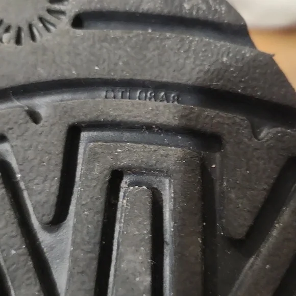 UGG Neumel Chukka Boot 8 Black Leather Shearling Boho Cozy Warm Waterproof - Picture 9 of 9